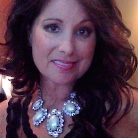 Meet Your Posher, Leigh! - Picture 5 of 11